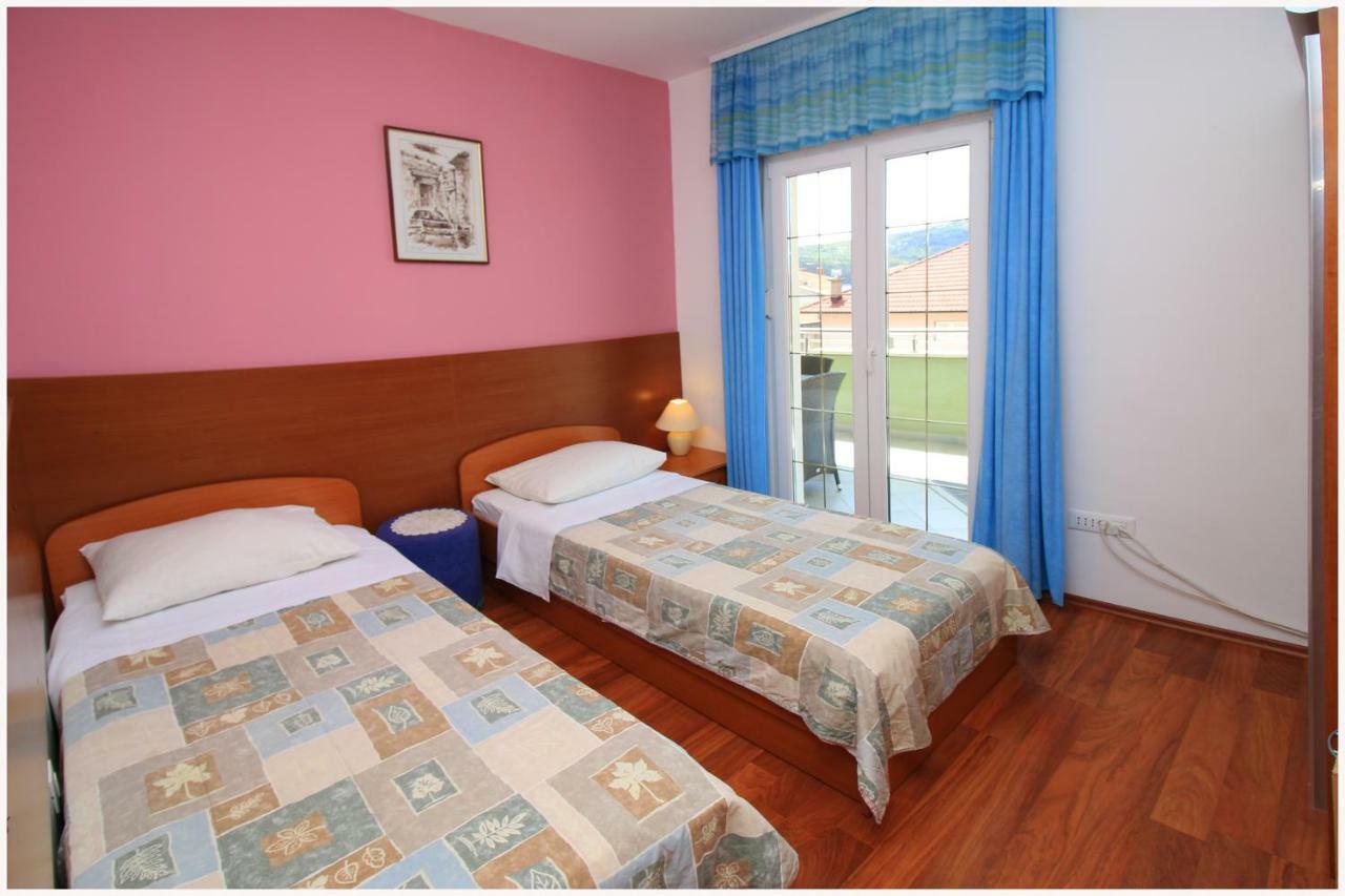 -Villa Sjor -Primosten-Apartmani- Has 2 Large Apartments And 2 Smaller Ones -Primosten Lokvice 6 Exterior photo