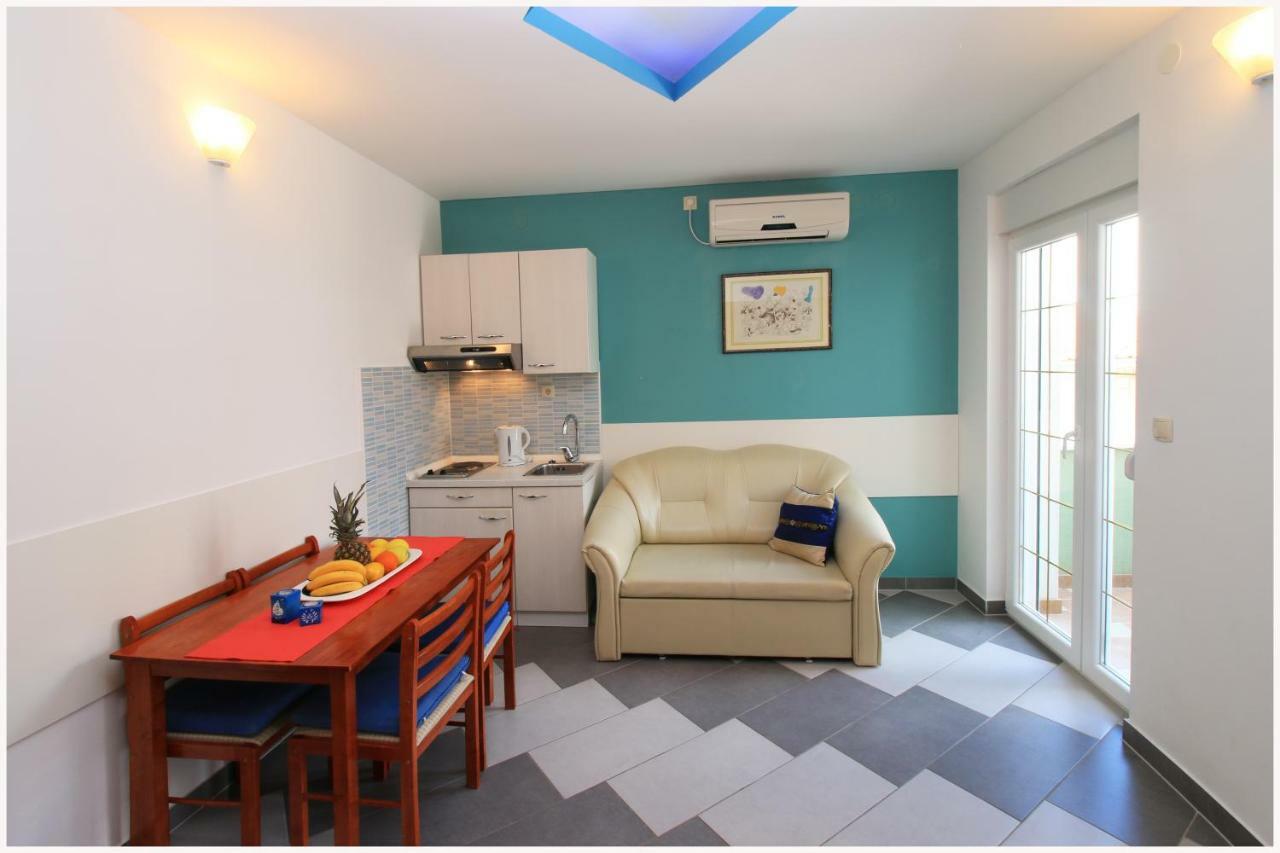 -Villa Sjor -Primosten-Apartmani- Has 2 Large Apartments And 2 Smaller Ones -Primosten Lokvice 6 Exterior photo